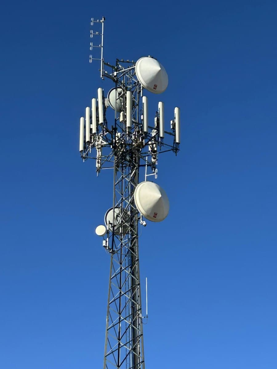 Telecommunications tower with antennas